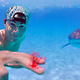 Imagen para el artículo titulado Un youtuber prueba en aguas infestadas de tiburones si pueden oler una gota de sangre humana